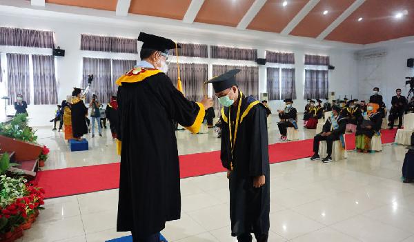 Dengan Protokol Kesehatan Yang Ketat Stkip Pgri Lubuklinggau Mewisuda