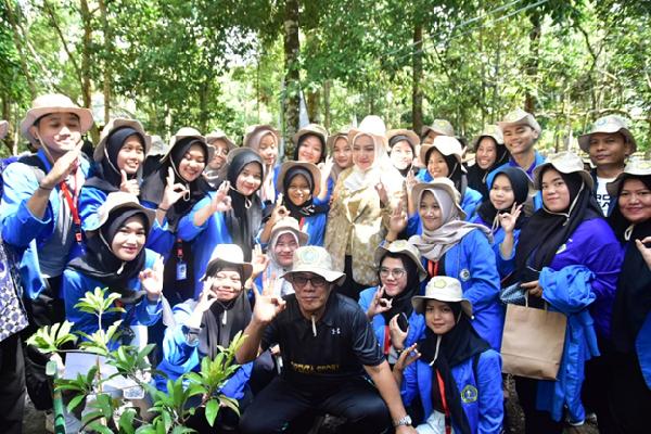 Hari Lingkungan Sedunia, Bupati Musi Rawas, DLH dan Mahasiswa Unpari Tanam Pohon Bersama